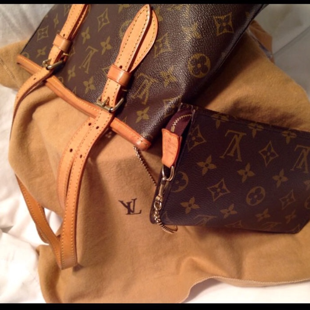 LouisVuitton original bucket/clutch made in France